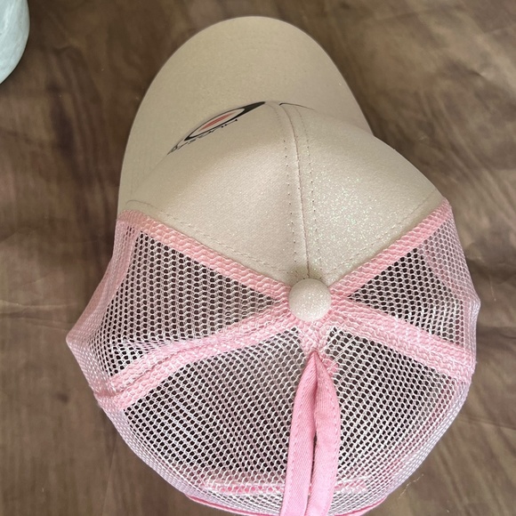 NWOT-GLITTER PONYTAIL TRUCKER HAT LIGHT PINK - Picture 12 of 14